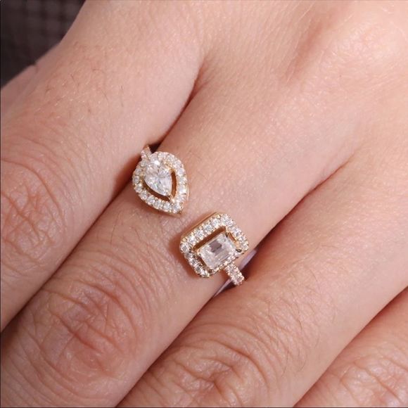 Unique Emerald and pear cut twin diamond engagement ring - Picture 6 of 12